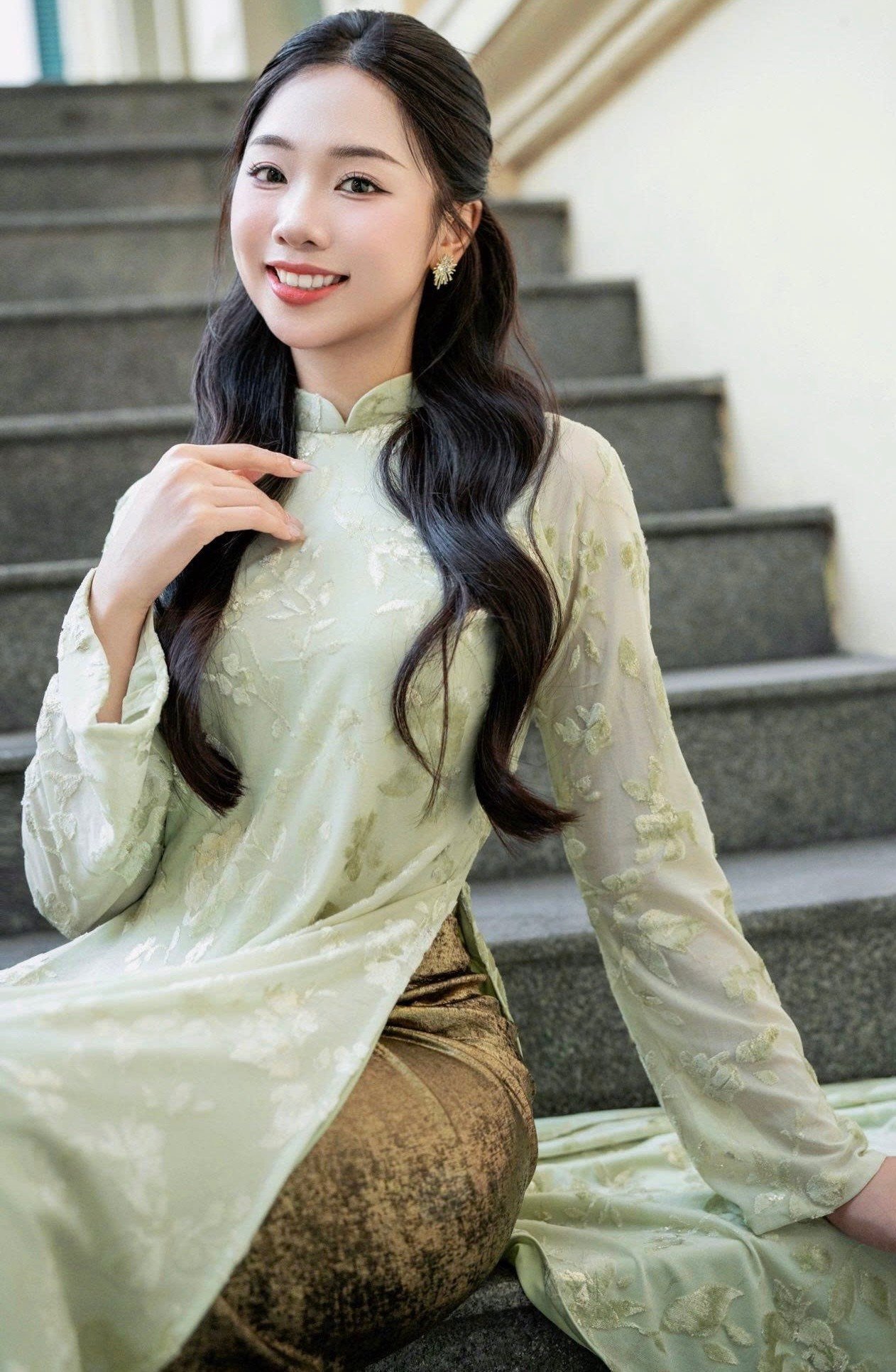 Đại sứ Du lịch và Môi trường Phạm Thùy Dương nền nã trong tà áo dài màu xanh, họa tiết hoa cỏ mùa xuân. Sau cuộc thi Hoa hậu Việt Nam 2024, Thùy Dương đã nhận tấm bằng tốt nghiệp xuất sắc tại Đại học Kinh tế quốc dân. Cô chia sẻ những quan tâm tới vấn đề môi trường, ô nhiễm không khí. "Tôi muốn được nhớ đến như một người trẻ kiên trì và bền bỉ với các dự án môi trường dài hơi, hơn là chỉ dừng lại ở hình ảnh một người đẹp truyền cảm hứng nhất thời", Phạm Thùy Dương nói.