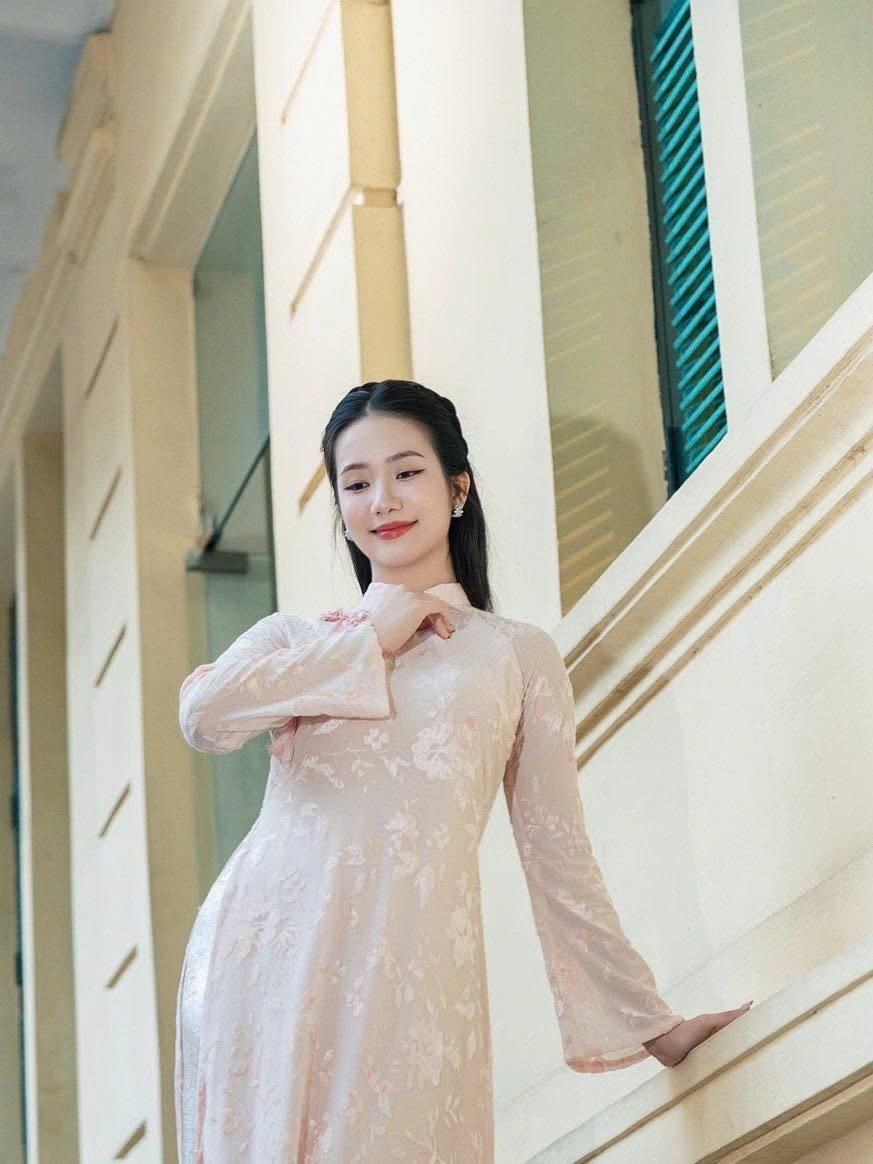 Đại sứ Nhân ái Nguyễn Phương Nhi háo hức khi trải nghiệm không khí tất bật, hối hả những ngày cuối năm ở Hà Nội. Người đẹp chia sẻ cảm xúc thích thú khi khoác lên mình bộ áo dài nền nã, hóa thành cô gái Hà thành xưa. Sau cuộc thi Hoa hậu Việt Nam 2024, Phương Nhi cũng Bắc tiến để tìm kiếm cơ hội phát triển bản thân. Với danh hiệu Đại sứ Nhân ái, Phương Nhi tích cực tham gia các hoạt động từ thiện, xã hội như ngày hội Chủ nhật Đỏ 2026 tại TP Huế, chương trình Sắc xanh sưởi ấm vùng cao 2026: Ươm nắng, dự án Vải vụn... Người đẹp cũng đã tốt nghiệp Cử nhân Kinh doanh Quốc tế và chia sẻ dự định tiếp tục theo đuổi con đường tri thức.