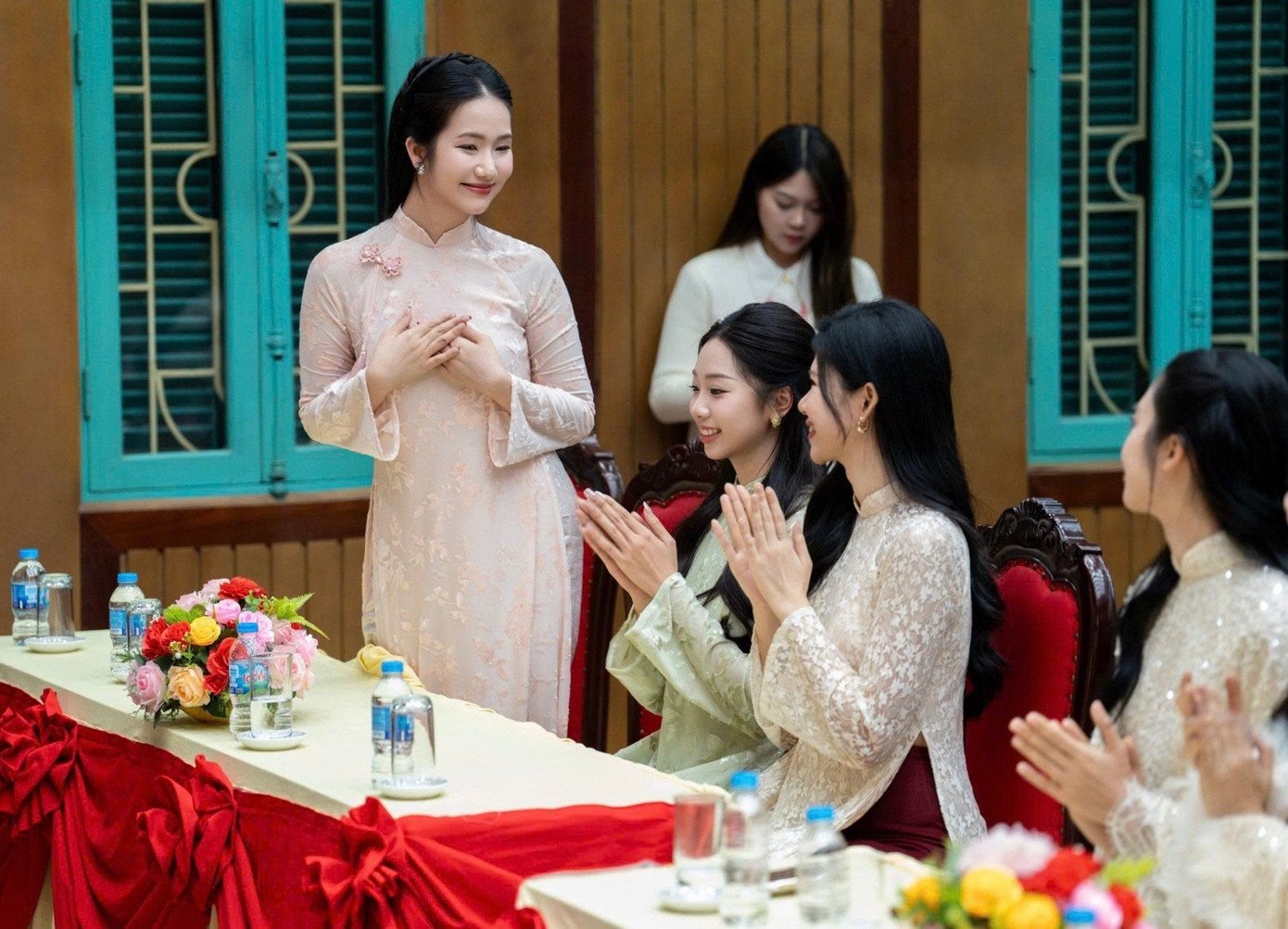 Dàn người đẹp chọn áo dài tông màu nền nã, thanh lịch khi ra mắt khán giả. Á hậu Châu Anh, Vân Nhi mặc trang phục, làm tóc giống nhau. Sau nửa năm đương nhiệm, hai á hậu của cuộc thi Hoa hậu Việt Nam 2024 đã tìm tòi, phát triển bản thân ở nhiều lĩnh vực và ấp ủ nhiều dự định cho năm mới 2026.