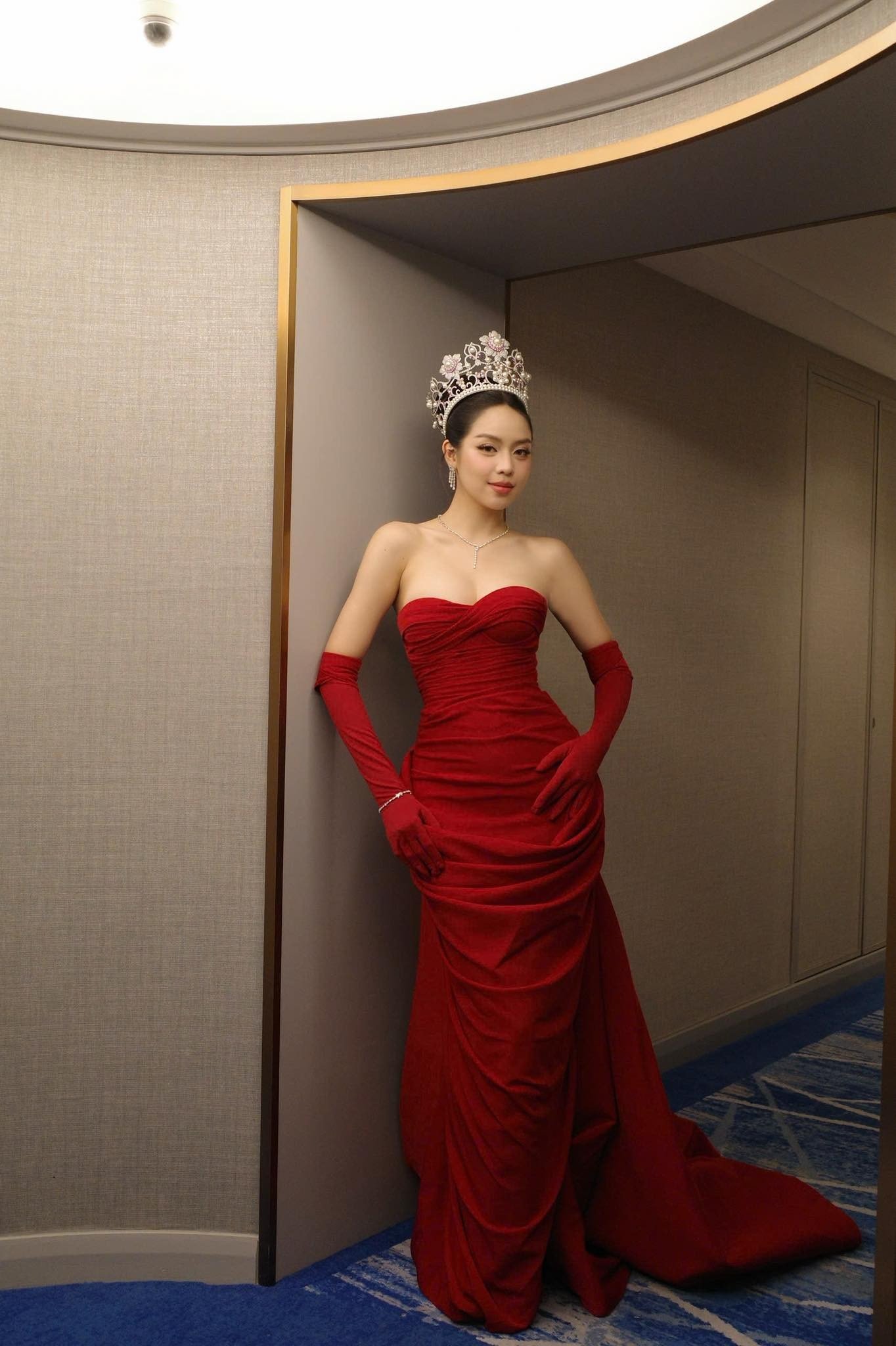 Trước ồn ào bộ đầm tím, Hoa hậu Thanh Thủy từng diện nhiều váy dạ hội đẹp đỉnh - 4