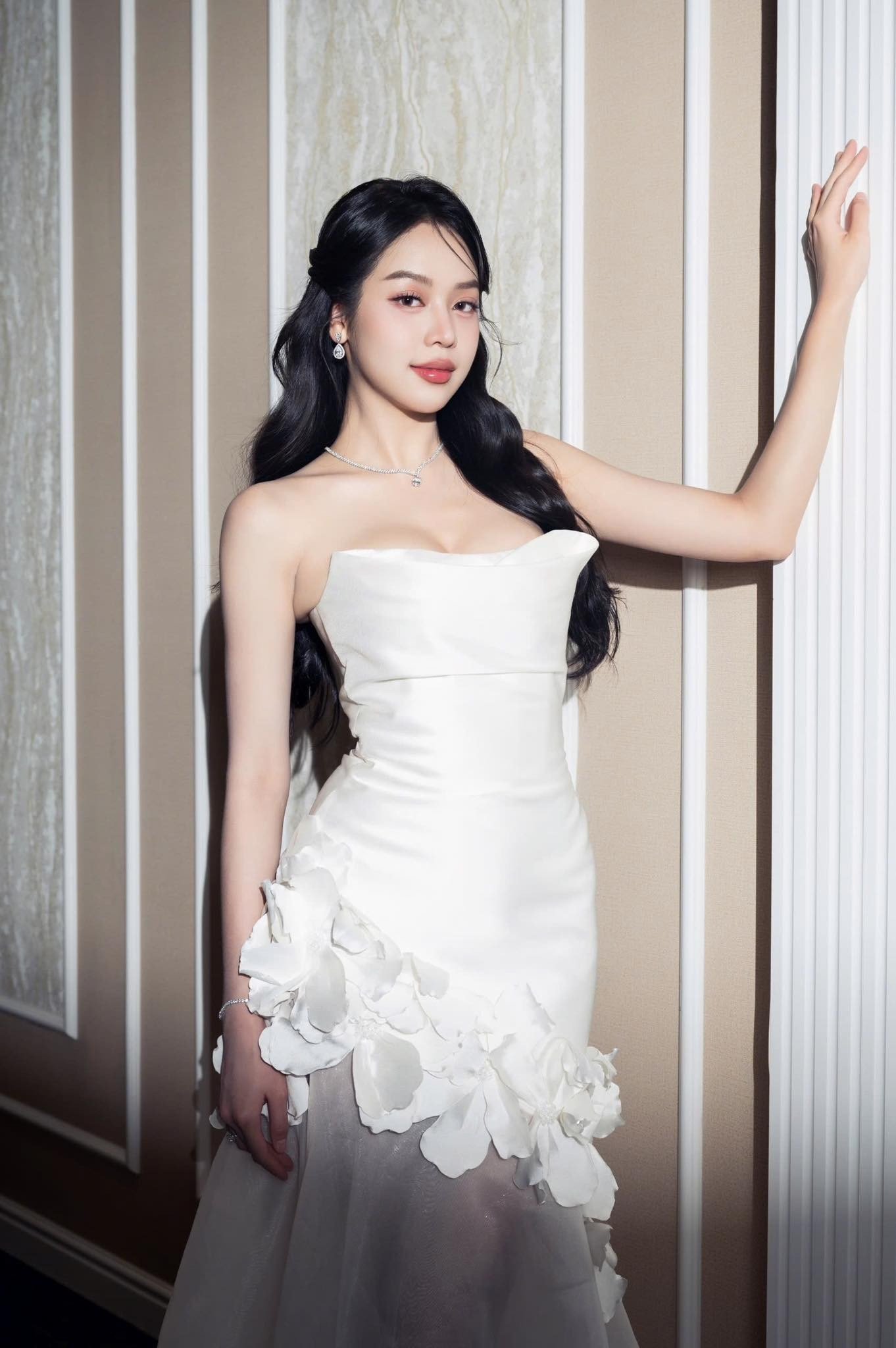 Trước ồn ào bộ đầm tím, Hoa hậu Thanh Thủy từng diện nhiều váy dạ hội đẹp đỉnh - 11