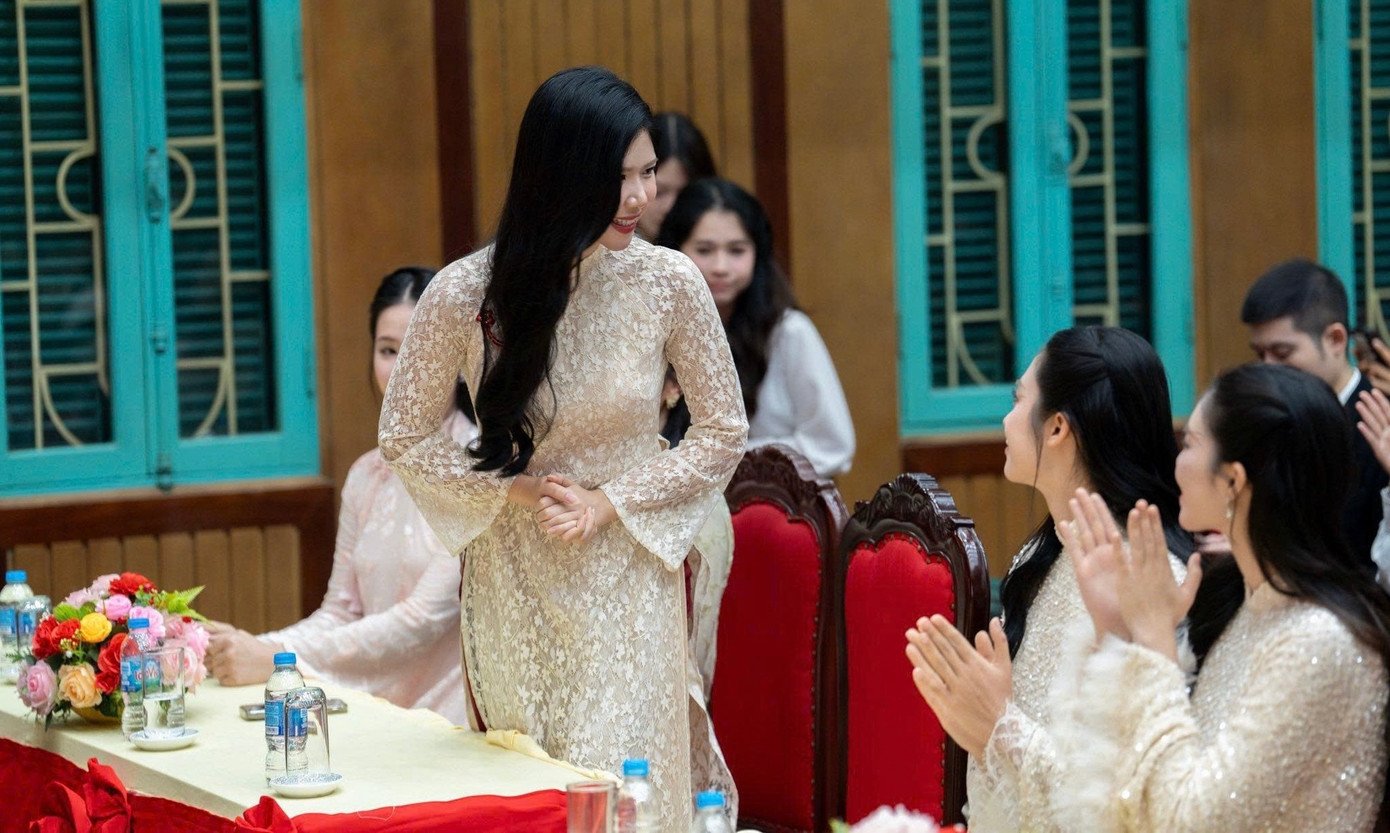 Dàn người đẹp chọn áo dài tông màu nền nã, thanh lịch khi ra mắt khán giả. Á hậu Châu Anh, Vân Nhi mặc trang phục, làm tóc giống nhau. Sau nửa năm đương nhiệm, hai á hậu của cuộc thi Hoa hậu Việt Nam 2024 đã tìm tòi, phát triển bản thân ở nhiều lĩnh vực và ấp ủ nhiều dự định cho năm mới 2026.