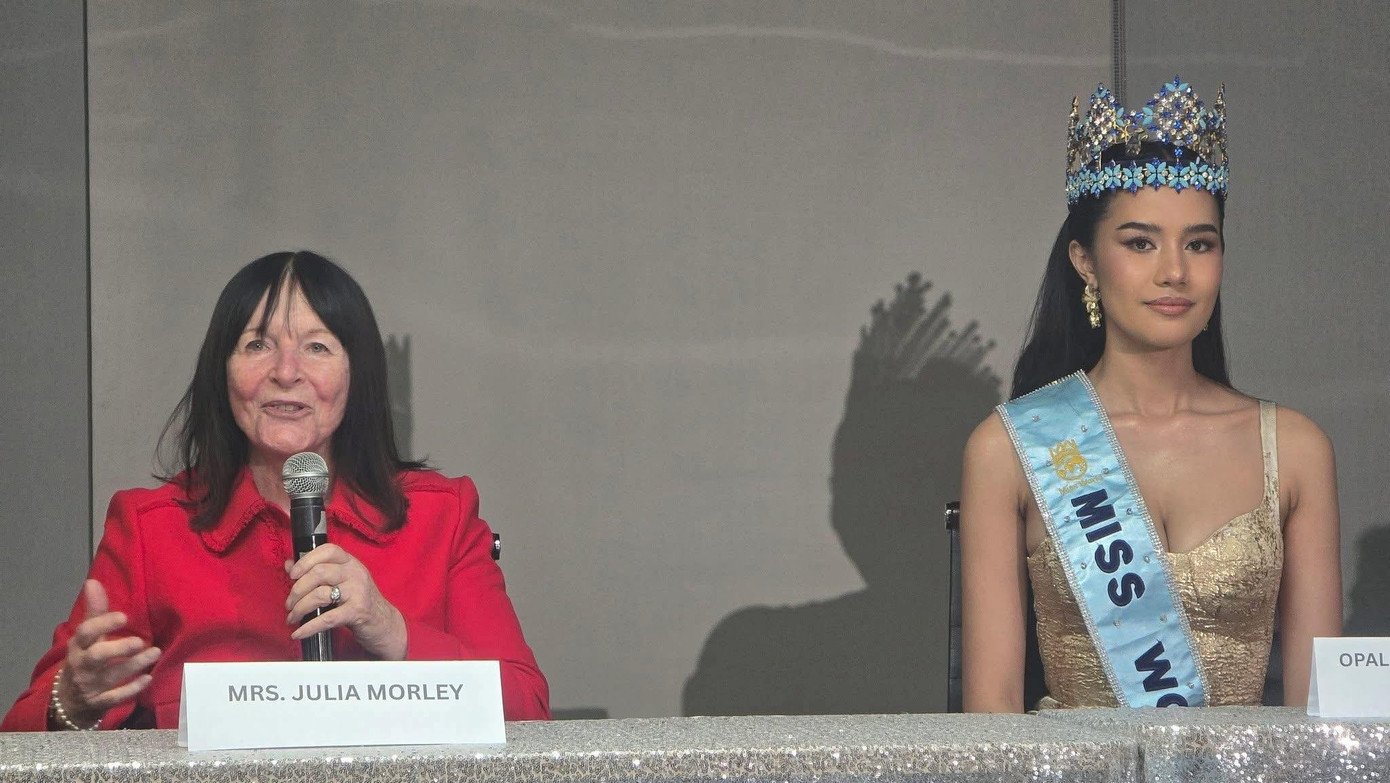 Bà Julia Morley (áo đỏ) chia sẻ về công tác tổ chức Hoa hậu Thế giới 2026.