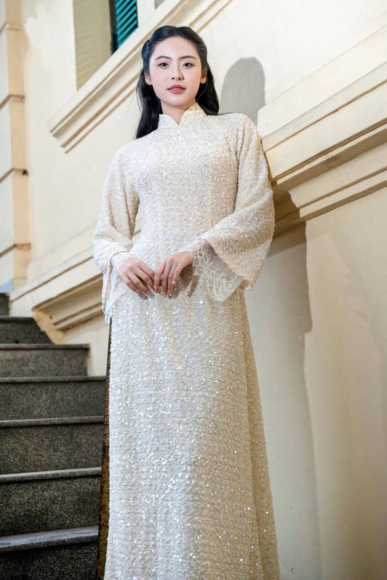 Á hậu Vân Nhi cũng có những dấu ấn đáng nhớ trong nửa năm đương nhiệm. Người đẹp vừa giành 2 tháng để cùng đoàn phim Chuyện tình khâu vai hoàn thành những cảnh quay cuối cùng ở vùng núi phía Bắc. Vân Nhi nói cô gặp nhiều thử thách, khó khăn trong lần đầu đóng phim. Tuy nhiên, á hậu được diễn viên Nguyệt Hằng và các thành viên trong đoàn làm phim đồng hành, hướng dẫn tận tình. Cô nói sẵn sàng thử thách bản thân ở các dạng vai khác nhau nếu có cơ hội trong thời gian tới.