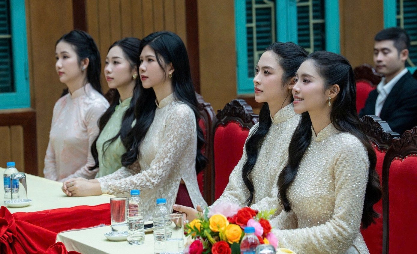 Á hậu Châu Anh, Vân Nhi và các đại sứ của cuộc thi Hoa hậu Việt Nam 2024 là Đại sứ Nhân ái Nguyễn Phương Nhi, Đại sứ Du lịch và Môi trường Phạm Thùy Dương, Đại sứ Thể thao và Thời trang Đinh Hoàng Linh Đan hội ngộ tại sự kiện ở Hà Nội nhân dịp cuối năm. Tại sự kiện, dàn người đẹp có cơ hội chia sẻ về những dự định trong năm mới Bính Ngọ.