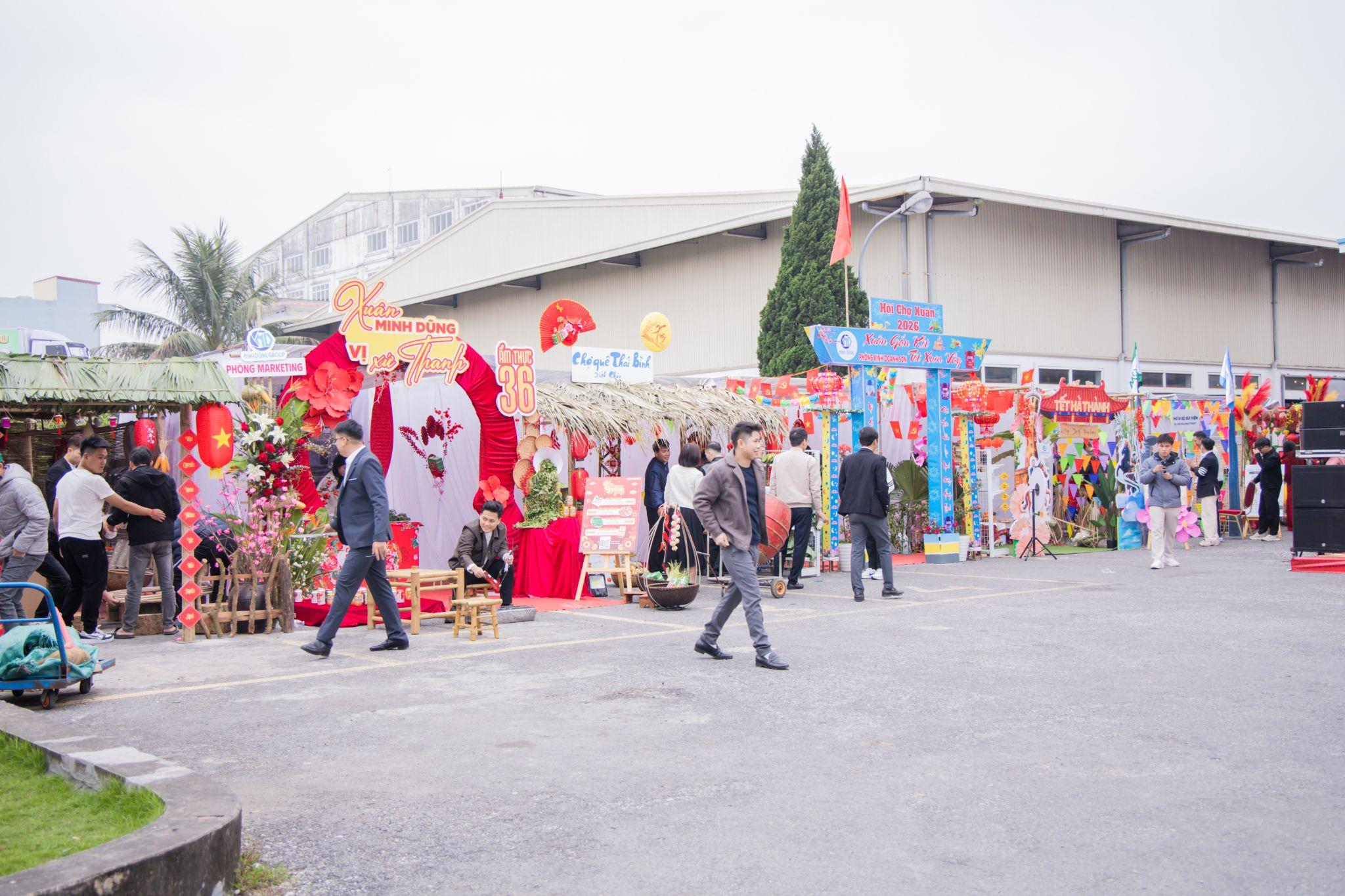 Sắc xuân rộn ràng tại các gian hàng trong Hội chợ Xuân Minh Dũng Group 2026