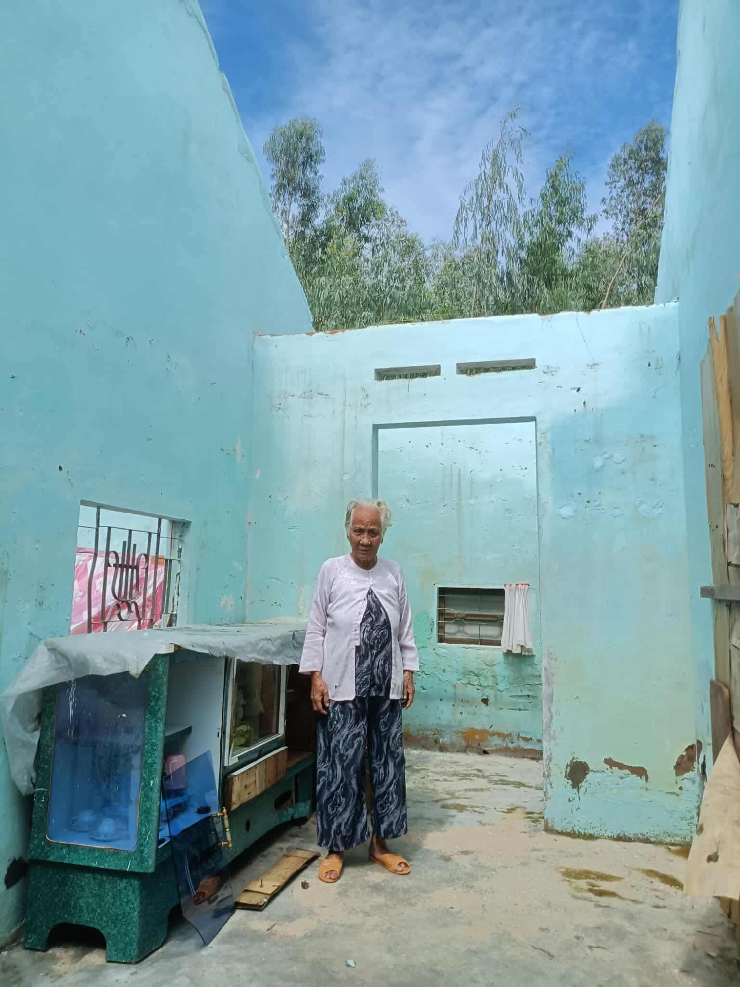 Căn nhà che mưa che nắng của cụ Phượng nay chỉ còn lại bốn bức tường trống hoác.