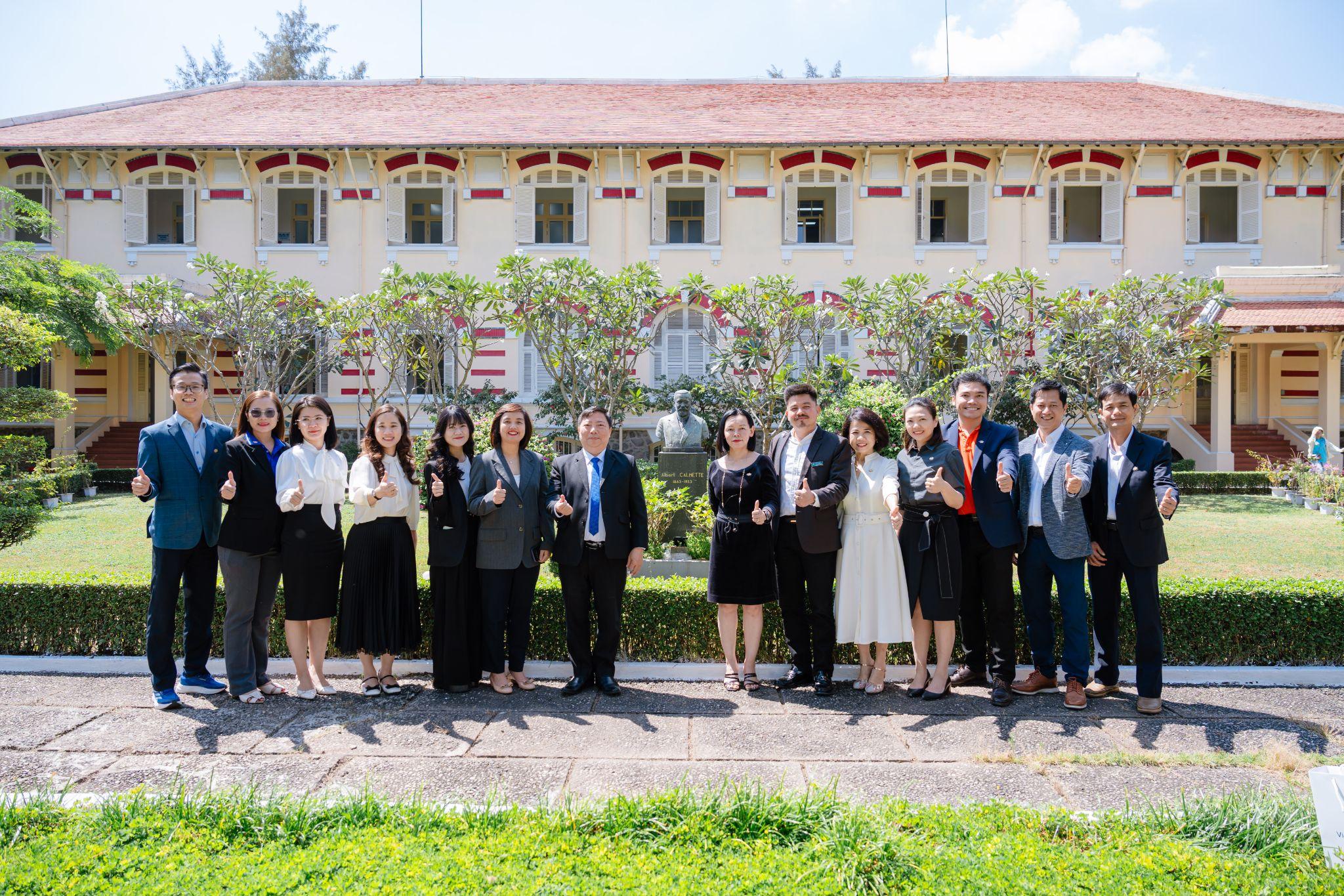 Trong ngày, lãnh đạo Viện Pasteur TP. Hồ Chí Minh cùng đoàn đại biểu Long Châu đã tham quan viện nghiên cứu, chia sẻ kinh nghiệm về y tế dự phòng.