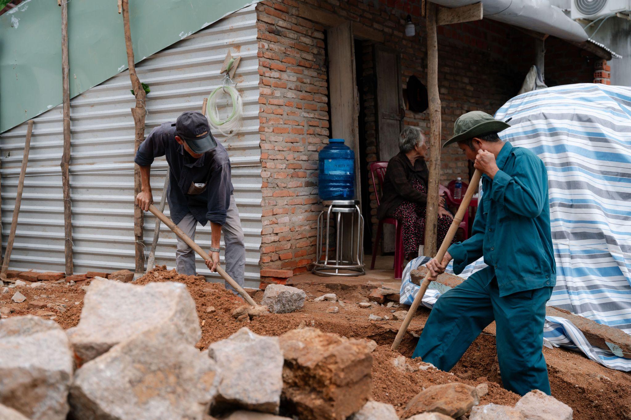 Đội ngũ tình nguyện viên và chính quyền địa phương đã tiến hành xây dựng lại nhà cho cụ Phượng.
