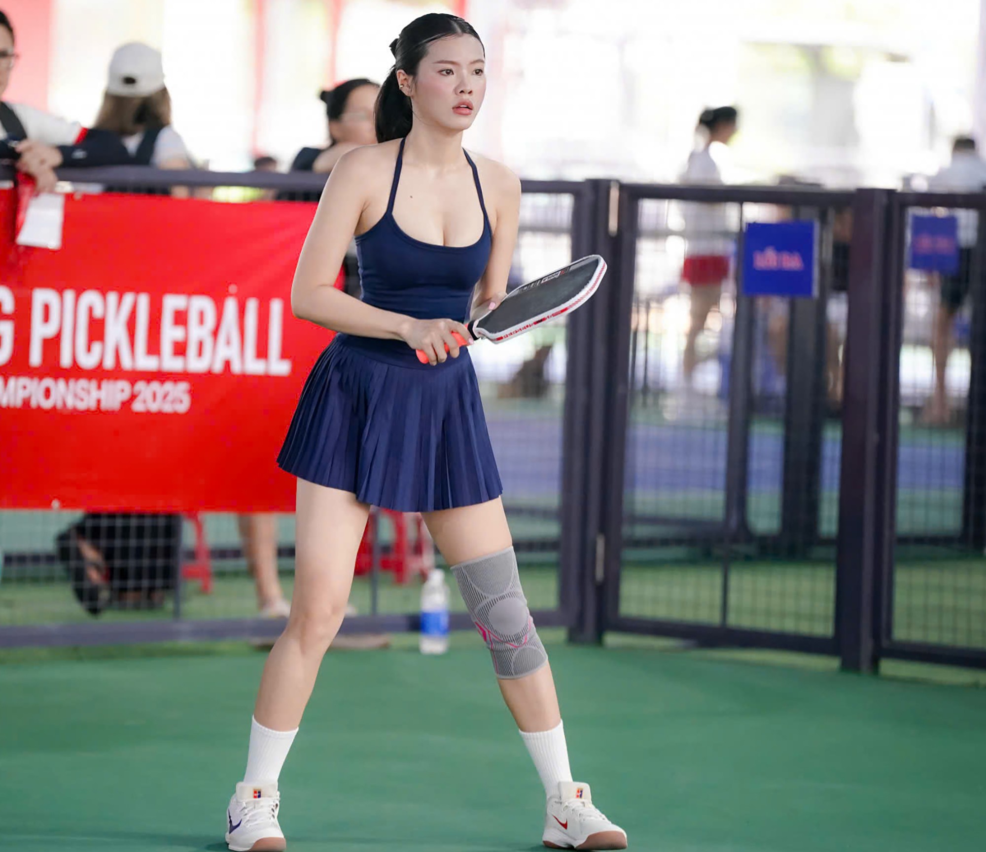 Trước khi chuyển sang pickleball, Cao Quyên từng có thời gian dài gắn bó với cầu lông, điều này giúp cô có những pha đánh mạnh mẽ, kỹ thuật tốt và phản xạ nhanh khi sang bộ môn mới.