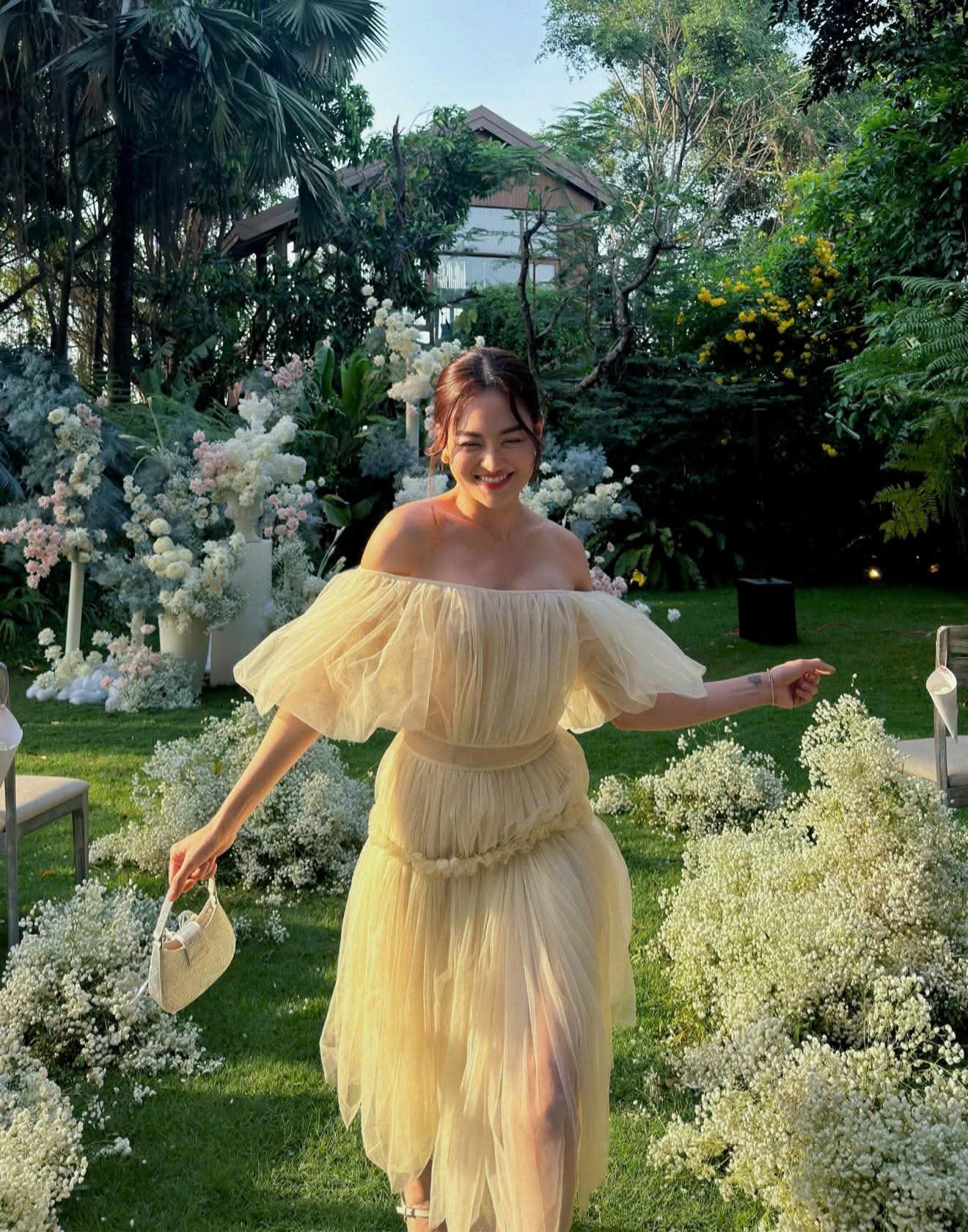 Năm 2025 được xem là giai đoạn bận rộn của Thùy Anh khi lịch làm việc dày đặc, liên tục di chuyển giữa Hà Nội và TPHCM cho các dự án điện ảnh lẫn truyền hình. Dù có lúc kiệt sức vì công việc chồng chéo, nữ diễn viên không xem đó là áp lực tiêu cực. Trải qua những quãng thời gian dài không có vai diễn, cô trân trọng từng cơ hội hiện tại và coi đó là sự ghi nhận dành cho nỗ lực của mình. Bên cạnh đó, Thùy Anh cũng duy trì việc rèn luyện thể lực với võ thuật, boxing, muay Thái để phục vụ cho các vai diễn hành động.