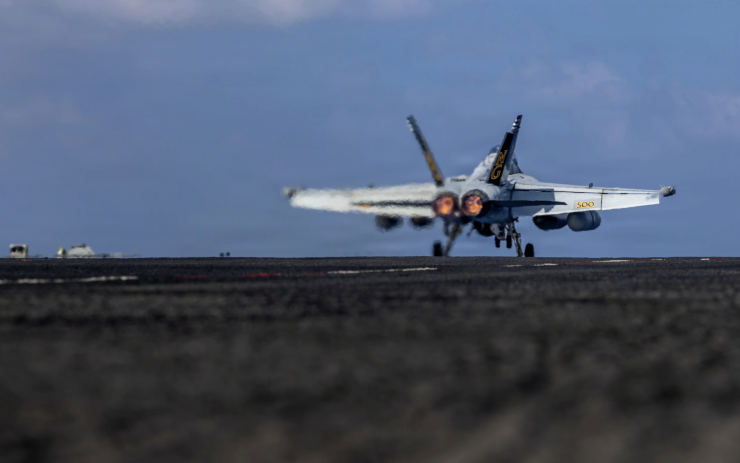 Mỹ bắn hạ máy bay không người lái Iran tiếp cận tàu sân bay - 1