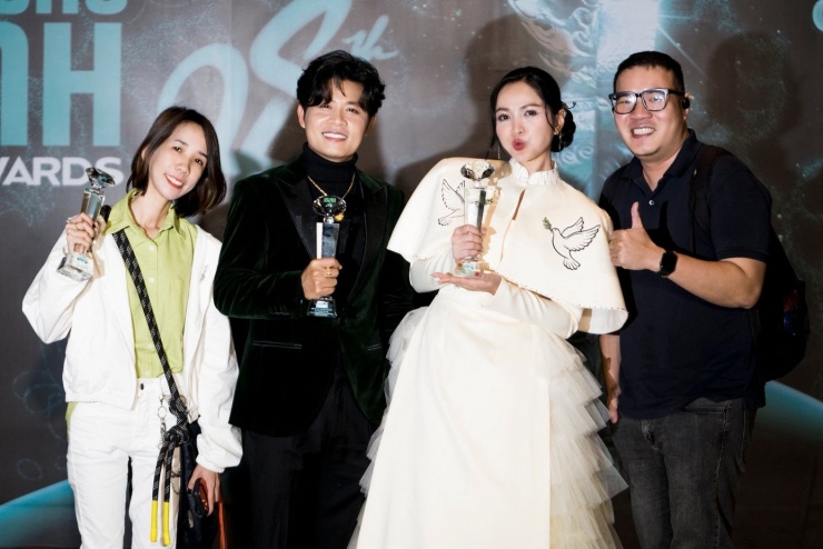 Duyên Quỳnh nâng cúp cùng nhạc sĩ Nguyễn Văn Chung.