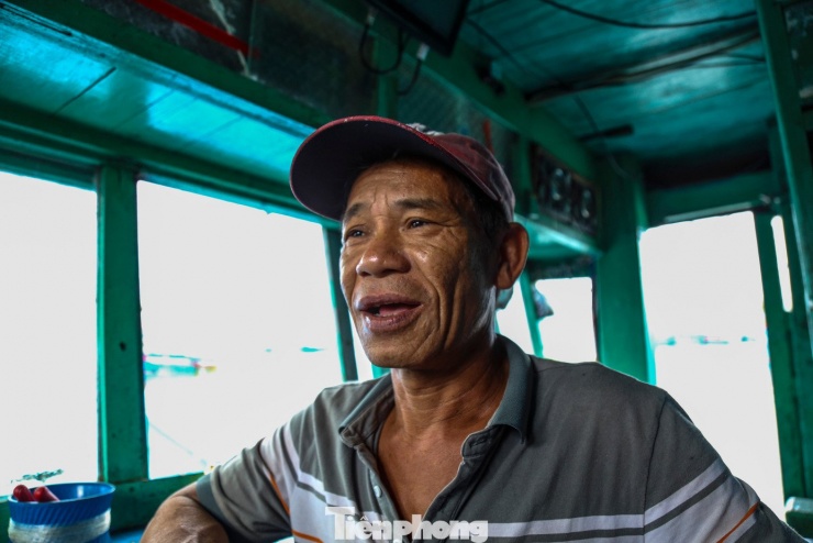 Sau 28 ngày khai thác tại ngư trường Hoàng Sa, tàu BĐ 99757-TS cập bến với 54 con cá ngừ đại dương, tổng sản lượng khoảng 2,1 tấn. Thuyền trưởng Phan Thanh Hòa (54 tuổi, phường Hoài Nhơn Bắc) nói: "So với nhiều chuyến trước, chuyến này đạt khá, anh em ai cũng phấn khởi”.