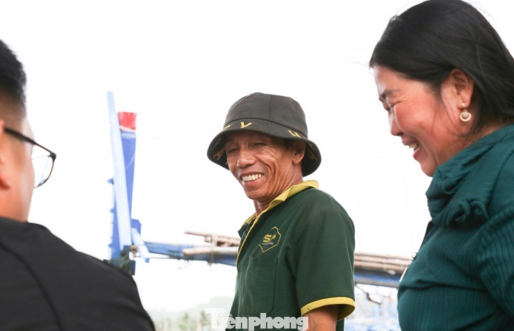 Niềm vui của ngư dân trong chuyến biển "mở hàng" đầu năm mới. Sau chuyến này, nhiều chủ tàu tiếp tục chuẩn bị nhu yếu phẩm, nhiên liệu để ra khơi xuyên Tết Nguyên đán; một số chủ tàu khác ở lại ăn Tết rồi mới tiếp tục ra khơi.