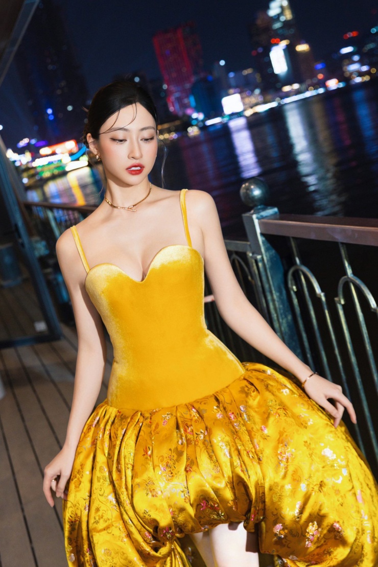 Nàng hậu cũng không ít lần nhận góp ý của khán giả về trang phục có tích cực và cả tiêu cực. Trước những góp ý này, cô đều thể hiện thái độ cầu thị, sẵn sàng lắng nghe và tiếp thu.