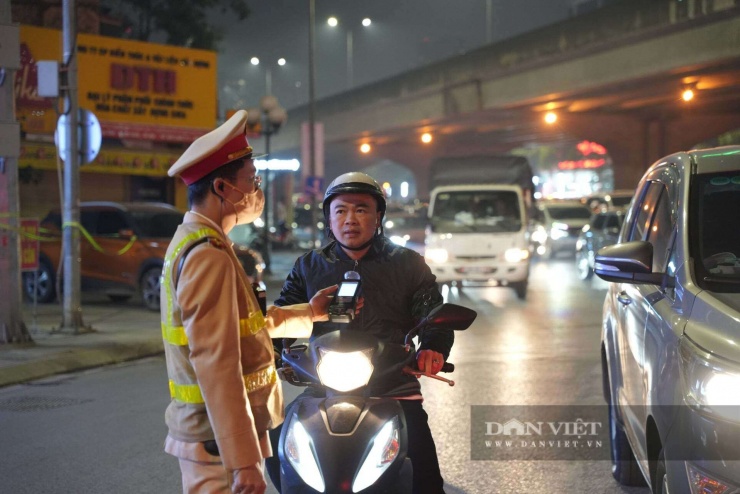 Ghi nhận của Phóng viên Dân Việt tại ngã tư Khuất Duy Tiến - Nguyễn Trãi vào tối ngày 3/2, rất đông các phương tiện lưu thông qua nút giao này. Mỗi khi đèn đỏ lực lượng CSGT thuộc đội CSGT số 7 (CA TP Hà Nội) tiến hành kiểm tra nồng độ cồn với các tài xế.