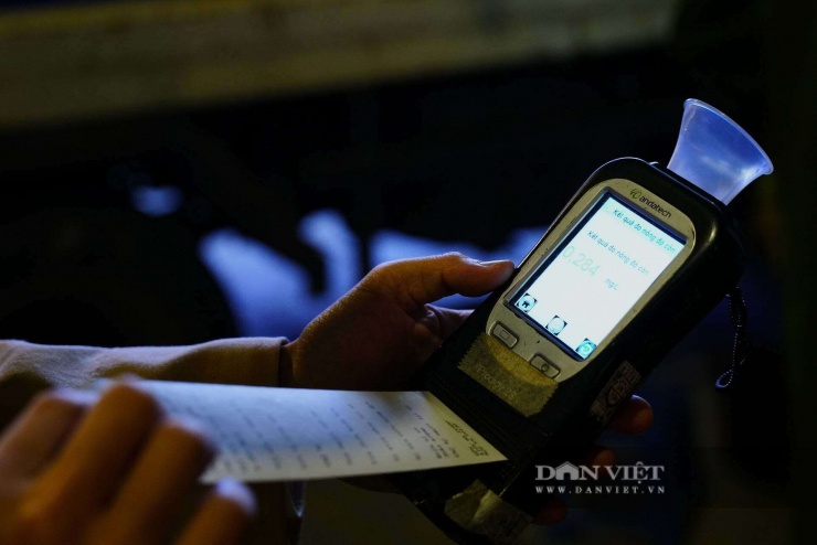 Kết quả cho thấy, tài xế này vi phạm 0,284 miligam/lít khí thở. Với mức vi phạm này tài xế có thể bị phạt từ 6-8 triệu đồng.