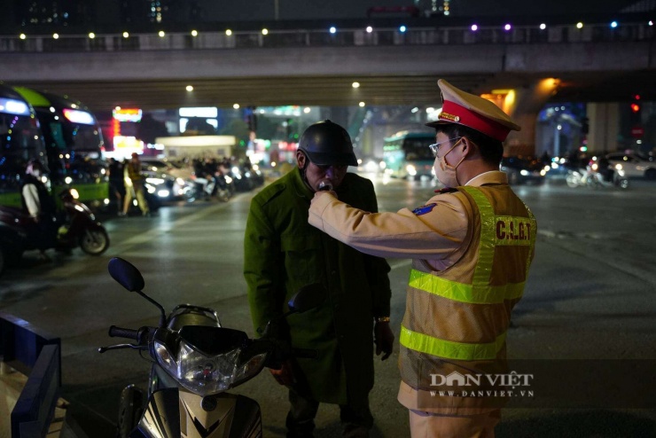 Thấy có dấu hiệu bất thường từ tài xế này, ngay lập tức lực lượng chức năng đã tiến hành dừng xe, kiểm tra nồng độ cồn. Sau khi máy báo phát hiện có nồng độ cồn trong hơi thở, nam tài xế được mời vào trong chốt để đo định lượng.
