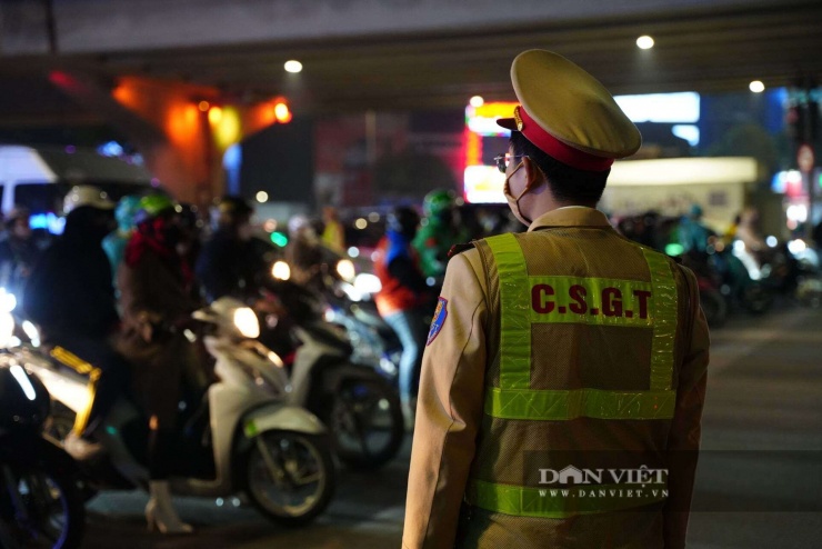 Một trường hợp khác tương tự, khi thấy dấu hiệu bất thường, lực lượng csgt đã tiến hành mời nam tài xế vào kiểm tra nồng độ cồn. 