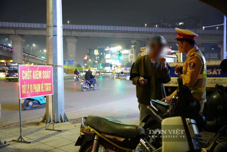 Khi được hỏi về việc đã sử dụng rượu bia nhưng vẫn điều khiển phương tiện giao thông, tài xế này phân trần “uống 3 ly sinh nhật cháu gái, vẫn kiểm soát tốt tình hình”