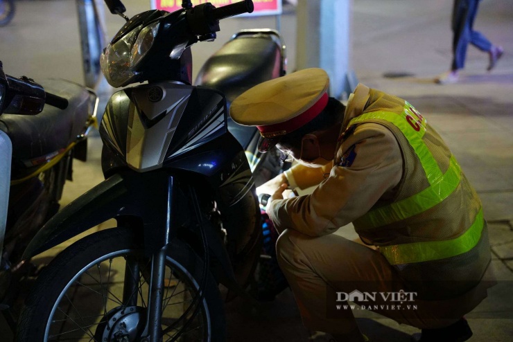 Mới đây, Đại diện Cục Cảnh sát giao thông (CSGT, Bộ Công an) vừa đưa ra những khuyến cáo đối với tài xế trước khi bước vào đợt cao điểm đi lại dịp Tết Nguyên đán Bính Ngọ 2026. cơ quan chức năng không cấm người dân uống rượu, bia trong ngày Tết. Tuy nhiên, việc lái xe sau khi sử dụng đồ uống có cồn là hành vi nguy hiểm và không được phép.