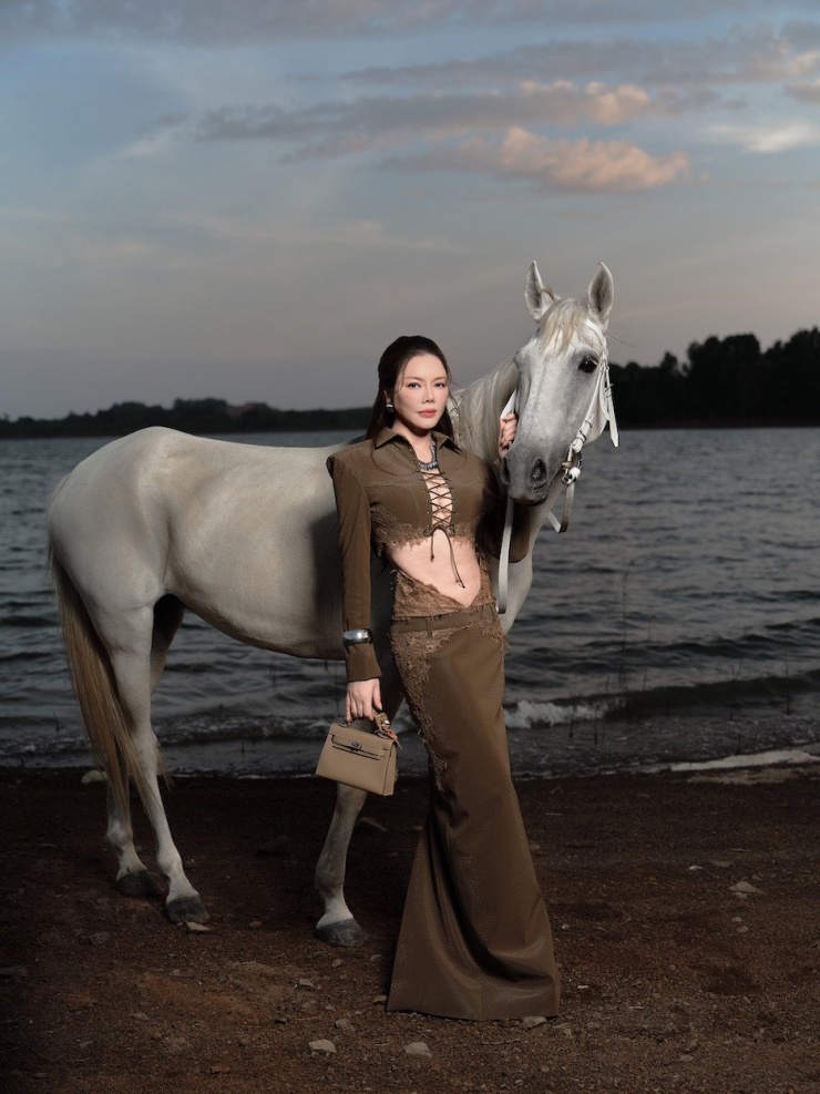 Lý Nhã Kỳ sexy trong bộ ảnh chụp với ngựa - 4