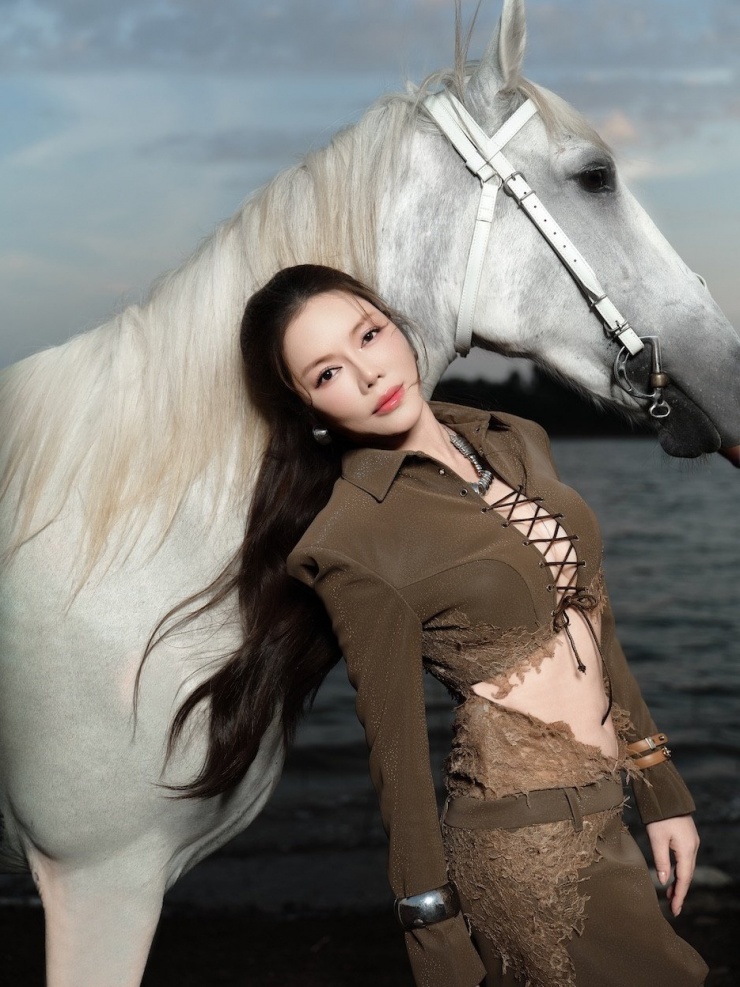 Lý Nhã Kỳ sexy trong bộ ảnh chụp với ngựa - 6