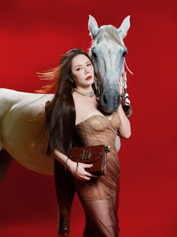 Lý Nhã Kỳ sexy trong bộ ảnh chụp với ngựa - 9