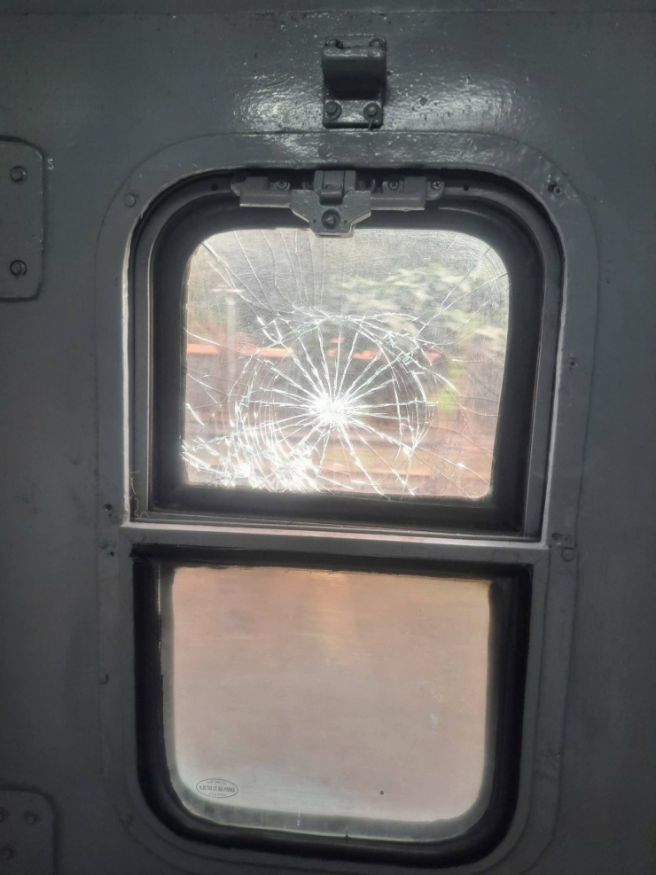 Thiếu niên ném đá gây vỡ tấm kính trên tàu Thống Nhất. Ảnh: A.X