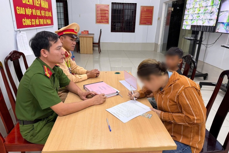 Lực lượng chức năng làm việc với hai mẹ con bà N. liên quan đến vụ ném đá lên tàu. Ảnh: A.X