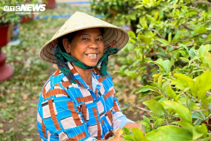 Cô Trần Thị Tuyết Mai cho biết, cô làm công việc này mới chỉ 2 năm nay, tuy nhiên sẽ gắn bó lâu dài vì vừa nhàn mà tiền công lại cao. "Tiền công 30 nghìn đồng/tiếng, mỗi ngày cô làm 10 tiếng. Tranh thủ làm mấy ngày cũng có tiền triệu sắm Tết cho gia đình rồi", cô Mai phấn khởi.