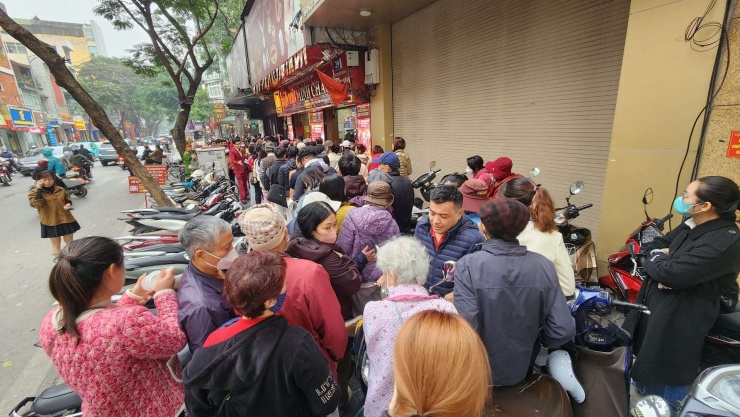 Người dân xếp hàng mua vàng chật kín khu vực vỉa hè xung quanh cửa hàng vàng Bảo Tín Minh Châu trong ngày 4/2. Ảnh: Thái Nguyễn
