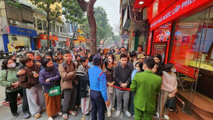 Đông nghịt khách mua vàng chờ đợi vài tiếng đồng hồ.&nbsp;Ảnh: Thái Nguyễn
