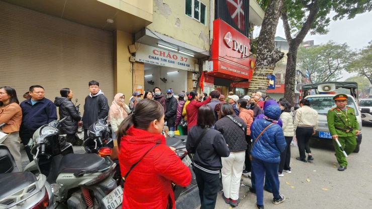 Người mua xếp hàng tràn xuống lòng đường gây mất an toàn giao thông, do đó, lực lượng công an phường phải vào cuộc.&nbsp;Ảnh: Thái Nguyễn