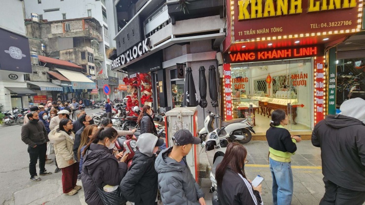 Dòng người nối đuôi nhau ngày càng dài với hy vọng mua được vàng.&nbsp;Ảnh: Thái Nguyễn