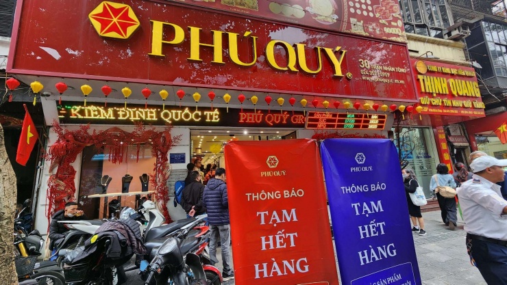 Cửa hàng Phú Quý tiếp tục thông báo hết vàng, phải dừng bán.&nbsp;Ảnh: Thái Nguyễn