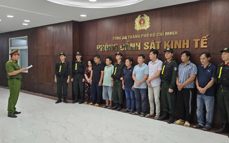 Theo cơ quan chức năng, hành vi sản xuất, buôn bán xăng giả không chỉ xâm phạm nghiêm trọng trật tự quản lý kinh tế mà còn tiềm ẩn nguy cơ lớn đối với an toàn giao thông, có thể gây hư hỏng động cơ, tăng tiêu hao nhiên liệu, thậm chí dẫn đến cháy nổ phương tiện; đồng thời gây ô nhiễm môi trường và ảnh hưởng lâu dài đến sức khỏe người tiêu dùng.