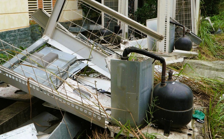 Điều hòa, quạt trần, các thiết bị dây điện... đã bị kẻ xấu cạy phá, trộm cắp