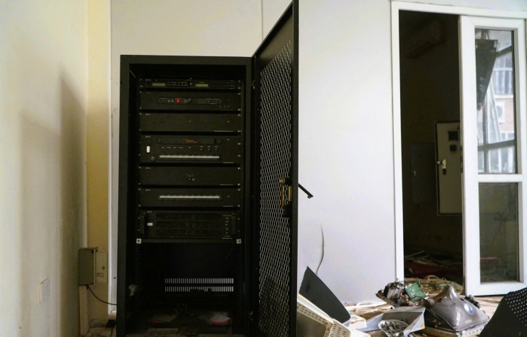 Các thiết bị hiện đại bên trong tòa nhà bị cạy phá, trộm cắp thiết bị