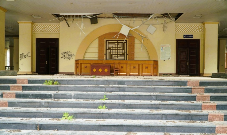 Cảnh hư hỏng bên trong công trình 160 tỉ đồng