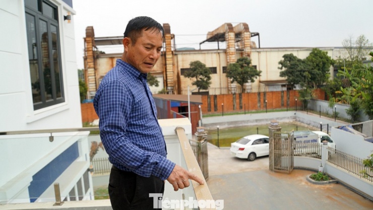 Ông Lê Tiến Quang (56 tuổi, tổ dân phố Hạ, phường Hồng An, TP Hải Phòng) cho biết, những ngày gần đây khi gia đình đang hoàn thiện ngôi nhà mới thì bất ngờ xuất hiện tình trạng "bụi màu" phủ kín sân, vườn, ban công... và các đồ vật trong gia đình.