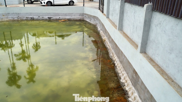 Còn bà Hiên (hơn 70 tuổi) cho biết, mỗi khi mưa, bụi từ mái nhà chảy xuống sân, vườn, ao nhưng không tan tạo thành những vệt màu nâu sẫm.