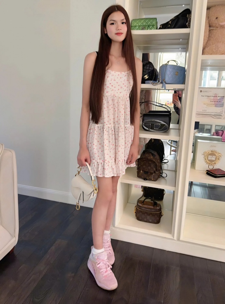 Đầu tháng 2, Phương Lê gây chú ý khi khoe ảnh con gái thứ ba tên Olivia Hà (ở nhà gọi là Gấu). Từ cô bé tròn trịa, mũm mĩm, Olivia đã 'dậy thì thành công', chiều cao phát triển vượt trội, vóc dáng ngày càng mảnh mai, ra dáng thiếu nữ.