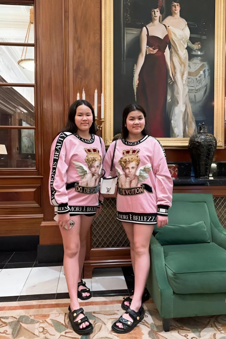 Olivia Hà (phải) bên chị gái song sinh tên Meo, vài năm trước.