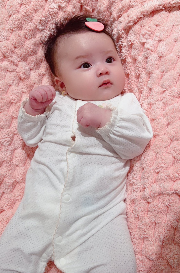 Con út của Hoa hậu Quý bà Hòa bình Thế giới 2017 hiện hơn ba tháng tuổi, được nhiều người khen xinh xắn, đáng yêu, nhiều nét giống bố.