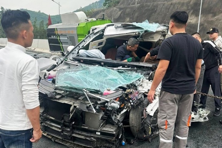 Ô tô con nát bét sau cú tông xe hút rác trên cao tốc, tài xế may mắn sống sót