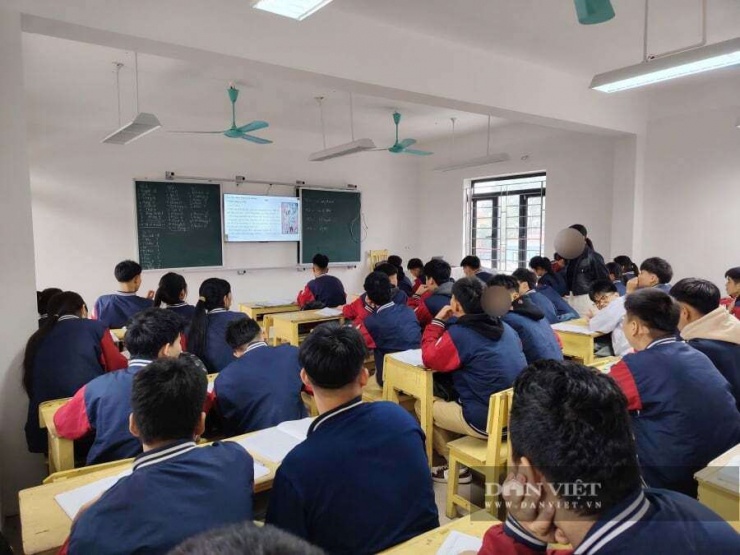 Hình ảnh học sinh học tại công trình xây dựng sai phép sáng 4/2. Ảnh: Gia Khiêm