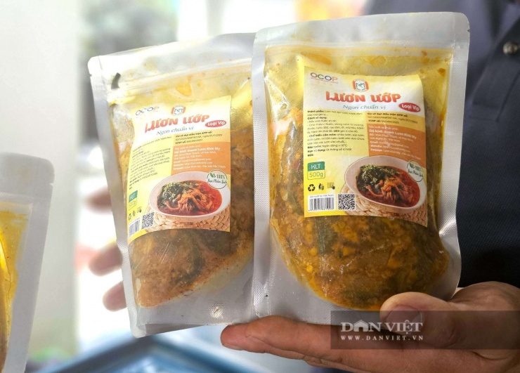 Anh Nguyễn Minh Thao chủ cơ sở chế biến lươn Khôi My ở làng Phan Thanh, xã Hợp Minh, tỉnh Nghệ An cho biết, dịp Tết, lượng đơn hàng nhiều nên cơ sở phải thuê thêm nhân công mới kịp khối lượng công việc. Ảnh: N.T