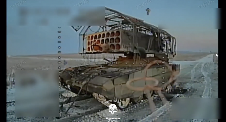 Ảnh chụp màn hình từ video do tiểu đoàn hệ thống không người lái “Bulava” thuộc Lữ đoàn Cơ giới số 72 của Ukraine công bố cho thấy "vũ khí huyền thoại" của Moscow - hệ thống phóng rocket nhiệt áp TOС-1A Solntsepyok. Nguồn Telegram/Kyiv Post